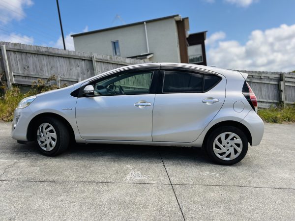 2015 TOYOTA AQUA Hybrid 90,000km - Image 9